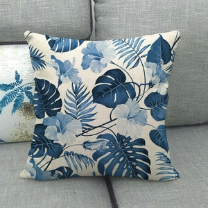 Gros plan sur la housse de coussin en lin à imprimé tropical sur canapé gris