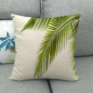 Gros plan de la housse de coussin en lin montrant la texture et le motif de feuilles
