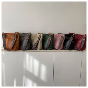 Détails de bandoulières tissées ethniques sur sacs seau en cuir vintage de couleurs variées