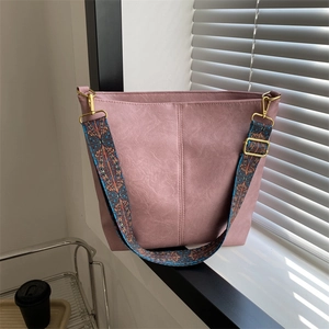 Grand Sac à Épaule en Cuir PU pour Femmes Sac Seau Simple Urbain Avec Bandoulière Large Tissée Bohème Main Sac