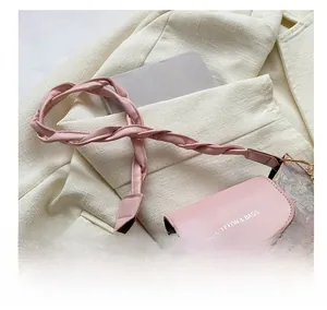 Detail der rosa Blumentasche mit gewebtem Riemen und goldener Blumen-Metallkette