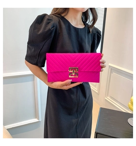 Detail der fuchsiafarbenen Filz-Clutch mit V-Steppung und goldenem Verschluss