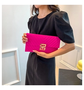 Detailansicht der rosaroten Umschlag-Clutch mit V-Nähten und goldener quadratischer Schnalle