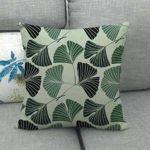 Nahaufnahme von Tropenblatt-Print auf Leinen-Kissenhülle mit Textur auf Sofa