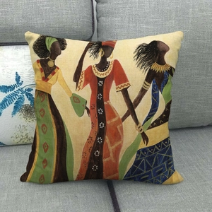 Federa per cuscino in lino con pittura di donne africane su un divano grigio
