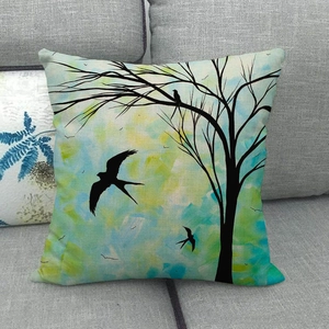 Detailansicht von Vogel- und Baum-Aquarelldrucken auf einem Leinen-Kissenbezug