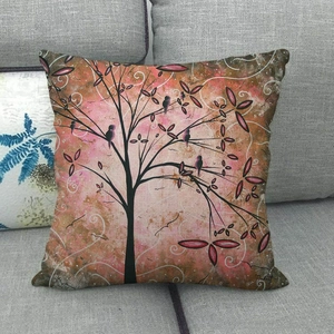 Detailansicht eines Leinenkissenbezugs mit Ölgemälde-Baum und Vögeln auf grauem Sofa