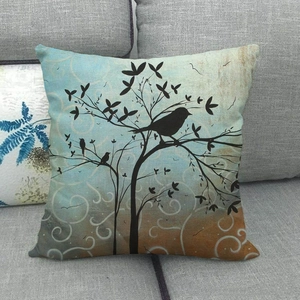 Detailstruktur des abstrakten Leinen-Kissenbezugs mit Baum- und Vogelsilhouette auf Sofa