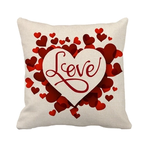 Detailansicht eines Kissenbezugs aus Leinen mit rotem Herz- und Love-Aufdruck-Design