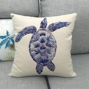 Gros plan d'une tortue de mer à l'aquarelle bleue sur une housse de coussin en lin
