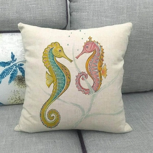 Texture détaillée de housse de coussin en lin avec imprimé hippocampe sur canapé gris