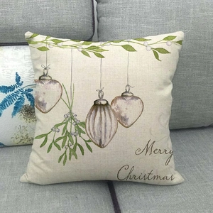 Dettaglio della fodera per cuscino in lino con motivi natalizi e scritta Merry Christmas