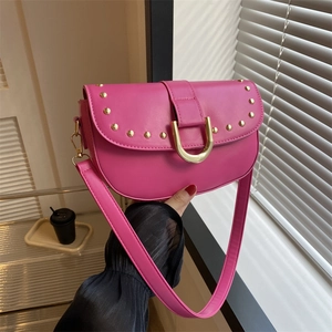 Sac besace fuchsia pour femme avec clous dorés et boucle en D en décor lifestyle