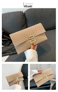 Detail der khakifarbenen Filz-Clutch mit V-Steppung und goldener Metallschließe