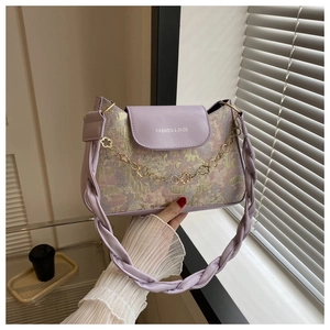 Detaillierte lila Jacquard-Tasche mit floraler Metallkette und geflochtenem Tragegriff