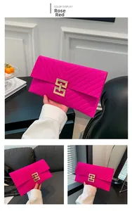 Detailansicht der rosaroten Filz-Clutch mit V-Steppung und goldener Metallschnalle