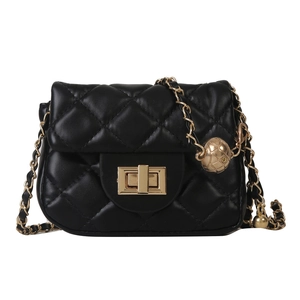 Elegante schwarze gesteppte Umhängetasche aus Leder mit goldener Metallkugel-Kette