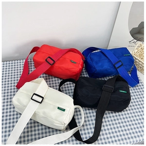 Borse a tracolla in nylon multicolore rosso, blu, bianco e nero con ampie tracolle larghe