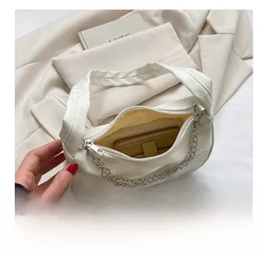 Intérieur spacieux du sac croissant blanc montrant la capacité pour portable et portefeuille