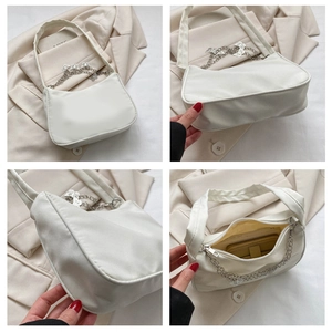 Détails du sac bandoulière en nylon blanc avec chaîne papillon et fermeture éclair
