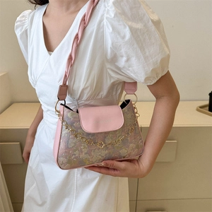 Sac bandoulière rose avec imprimé floral vintage et chaîne fleurie dorée