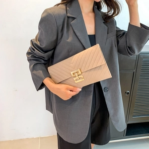 Elegante minimalistische beige Umschlag-Clutch mit Chevron-Steppung und Goldverschluss