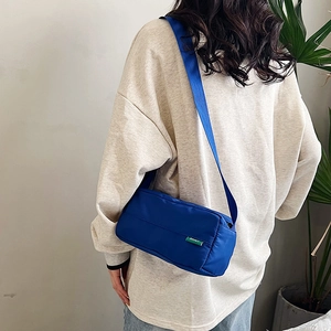 Borsa a tracolla alla moda in nylon blu brillante con cinturino in tessuto regolabile da donna