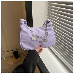 Détail du sac hobo en nylon lilas avec chaînes papillon argentées et style moderne