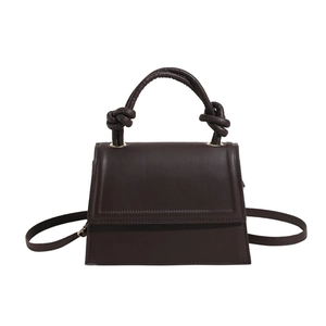 Sac bandoulière trapèze en cuir marron chocolat avec poignée à nœuds élégante