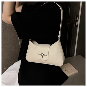 Détail du sac sous le bras en cuir blanc cassé avec une boucle étoile en métal