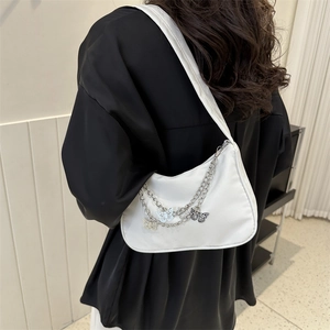 Sac sous l'aisselle blanc avec chaînes papillon Y2K porté à l'épaule pour femme