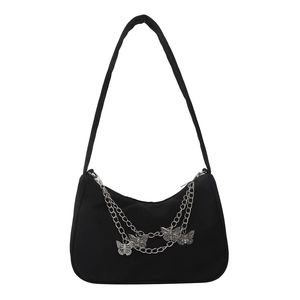 Sac hobo noir minimaliste avec chaîne argentée et breloques papillon sur fond blanc