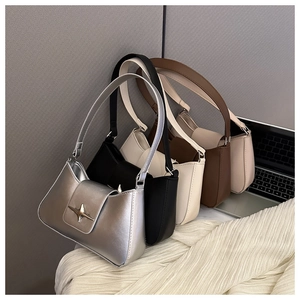 Collection de sacs baguette chics en quatre couleurs avec boucle étoile en métal