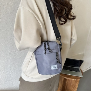 Sac bandoulière minimaliste en nylon gris pour femme avec étiquette Hello Weekend