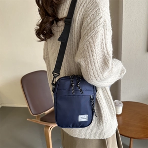 Petit sac bandoulière en nylon bleu marine avec étiquette Hello Weekend et sangle