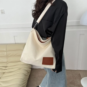 Bolso tote minimalista de lona blanco roto de gran capacidad con etiqueta de cuero marrón