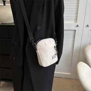 Sac bandoulière beige minimaliste avec étiquette Hello Weekend et sangle large