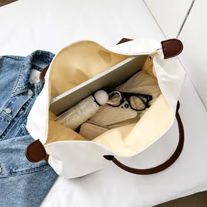 Vista superior del gran bolso tote de oxford blanco con amplio espacio para artículos diarios