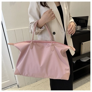 Bolso de viaje de nailon rosa en una escena de estilo de vida con modelo real