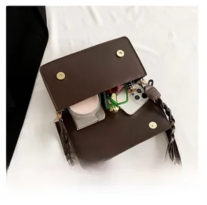 Interno della borsa in pelle marrone che mostra la capienza e la doppia chiusura magnetica