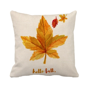 Détail de la housse de coussin en lin avec feuilles d'érable et texte hello fall