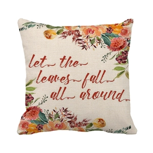 Détail d'une housse de coussin en lin avec feuilles d'automne et texte décoratif let the leaves fall