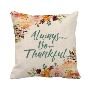 Détail de la taie d'oreiller en lin avec couronne florale d'automne et texte de merci