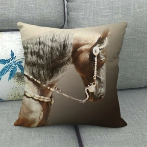 Funda de cojín cuadrada de algodón y lino con retrato de caballo realista en un sofá gris