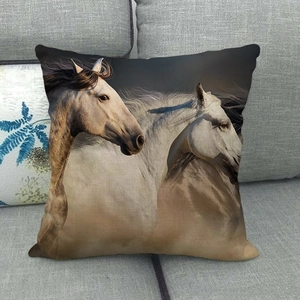 Detalle de funda de cojín cuadrada con diseño de caballos marrones y blancos en sofá