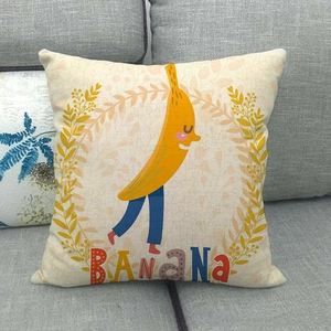 Dettaglio della stampa a banana su federa in lino con trama naturale su divano grigio