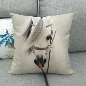 Cojín decorativo cuadrado con retrato detallado de caballo blanco en tela color crema