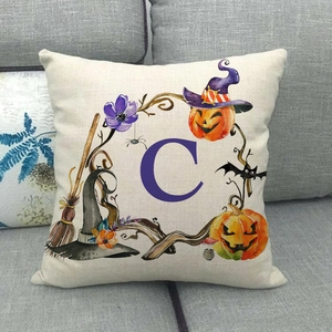Federa cuscino Halloween con zucca, pipistrelli e lettera C viola su lino beige