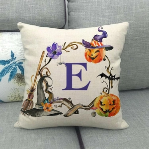 Dettaglio della fodera per cuscino Halloween con lettera E e motivi di zucca ad acquerello