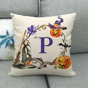 Dettaglio copricuscino di Halloween con lettera P, zucche e cappello da strega